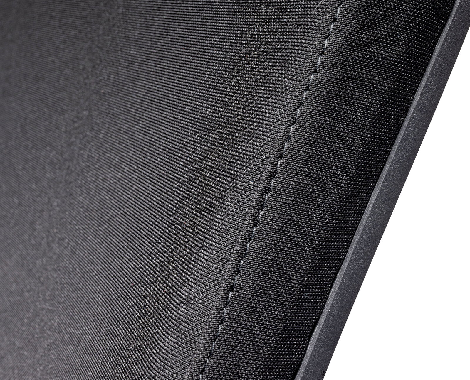 Nahaufnahme der Textur eines Chefsessels aus schwarzem Stoff, seitliche Perspektive