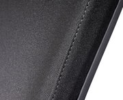 Nahaufnahme der Textur eines Chefsessels aus schwarzem Stoff, seitliche Perspektive