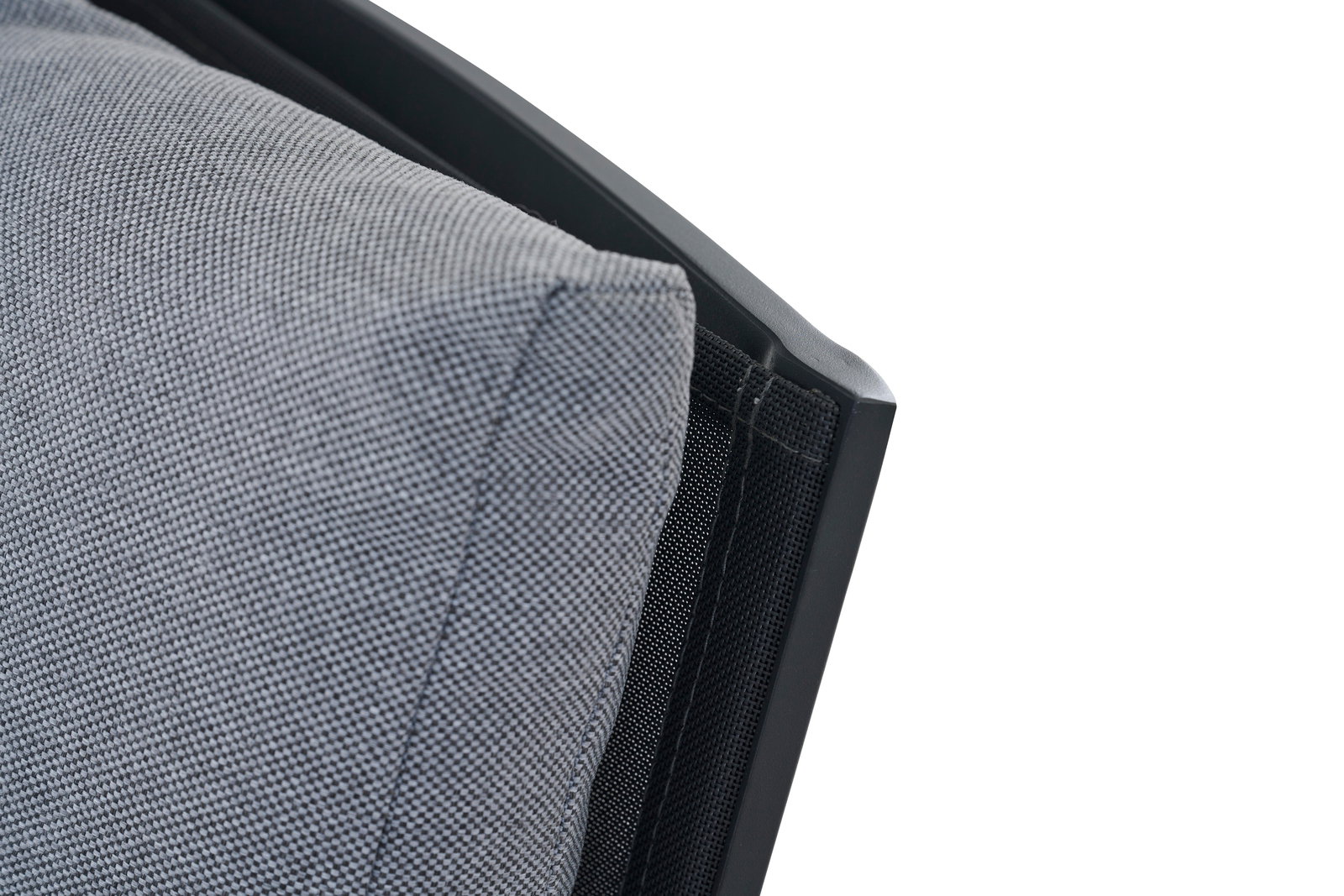 Nahaufnahme eines grauen Polsters auf einem schwarzen Stapelsessel, seitliche Perspektive