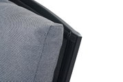 Nahaufnahme eines grauen Polsters auf einem schwarzen Stapelsessel, seitliche Perspektive