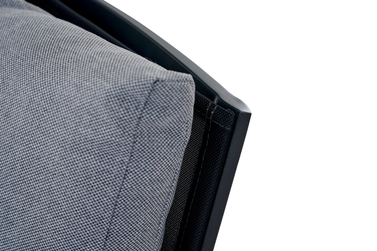 Close-up van een grijze bekleding op een zwarte stapelstoel, zijaanzicht