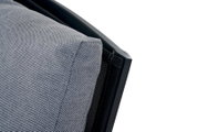 Close-up van een grijze bekleding op een zwarte stapelstoel, zijaanzicht