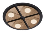 Runde Deckenleuchte mit schwarzem Metallrahmen, vier Segmenten in natürlicher Holzoptik und vier leuchtenden LED-Spots, aus schräger Untersicht dargestellt