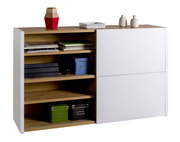 Modernes Sideboard mit weißer Front und Holzregalen, dekoriert mit Büchern, Boxen und Vasen, seitliche Perspektive