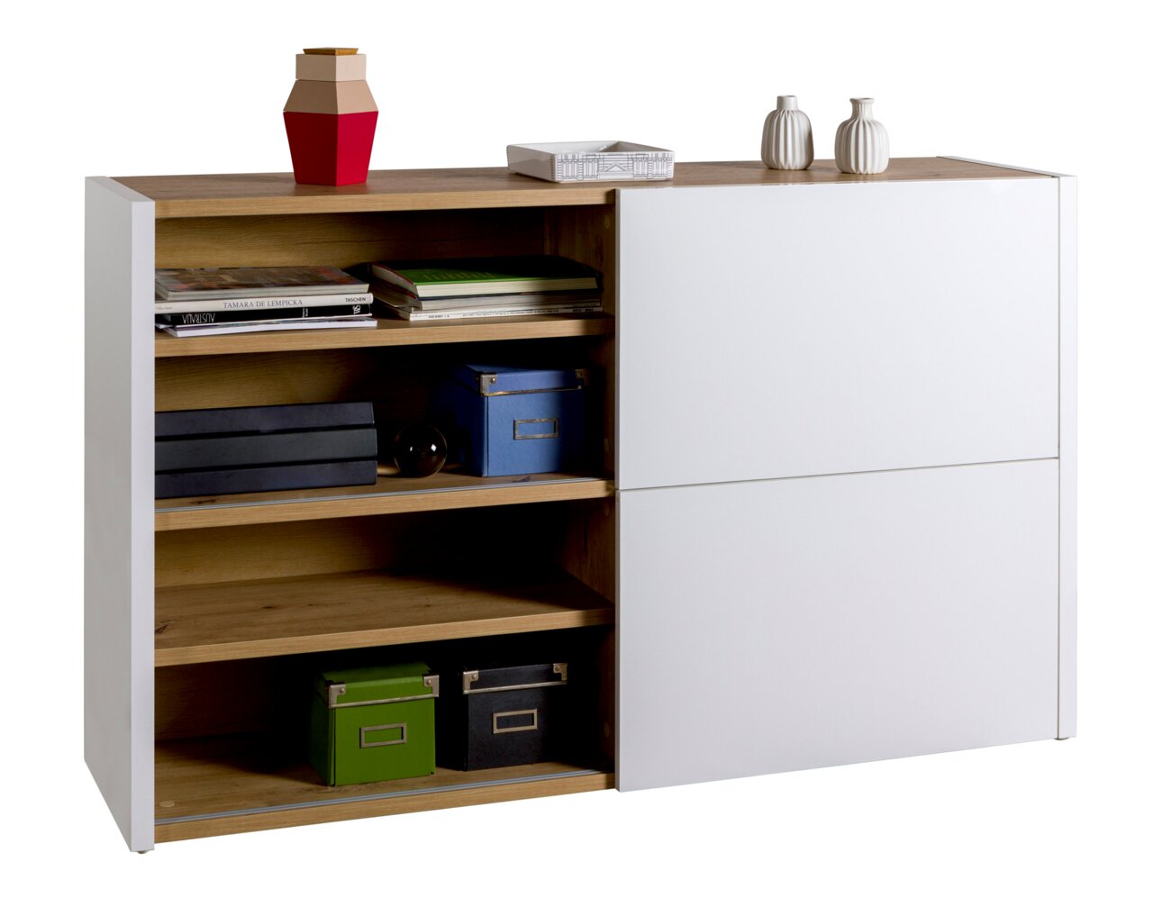 Modernes Sideboard mit weißer Front und Holzregalen, dekoriert mit Büchern, Boxen und Vasen, seitliche Perspektive