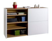 Modern dressoir met witte voorkant en houten planken, versierd met boeken, dozen en vazen, zijaanzicht