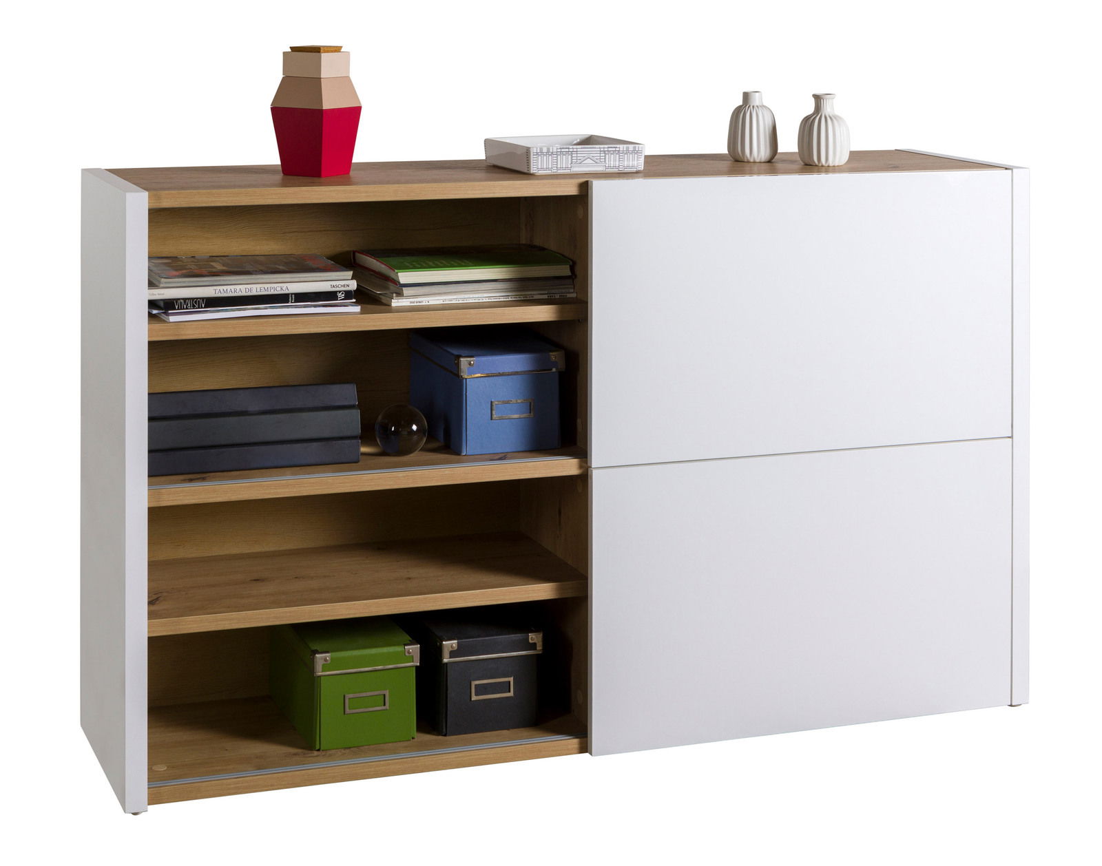 Modernes Sideboard mit weißer Front und Holzregalen, dekoriert mit Büchern, Boxen und Vasen, seitliche Perspektive