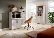 Helles Homeoffice-Set mit Sekretär-Schrank und passendem Bücherregal in Weiß mit Holz-Akzenten, frontal in einem modernen, lichtdurchfluteten Raum aufgenommen