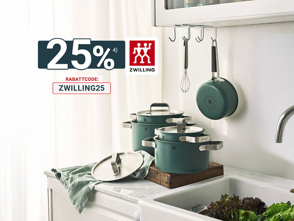 Helle, minimalistische Küche mit weißen Schränken, Spüle und grünem Kochgeschirr in ruhiger Atmosphäre.