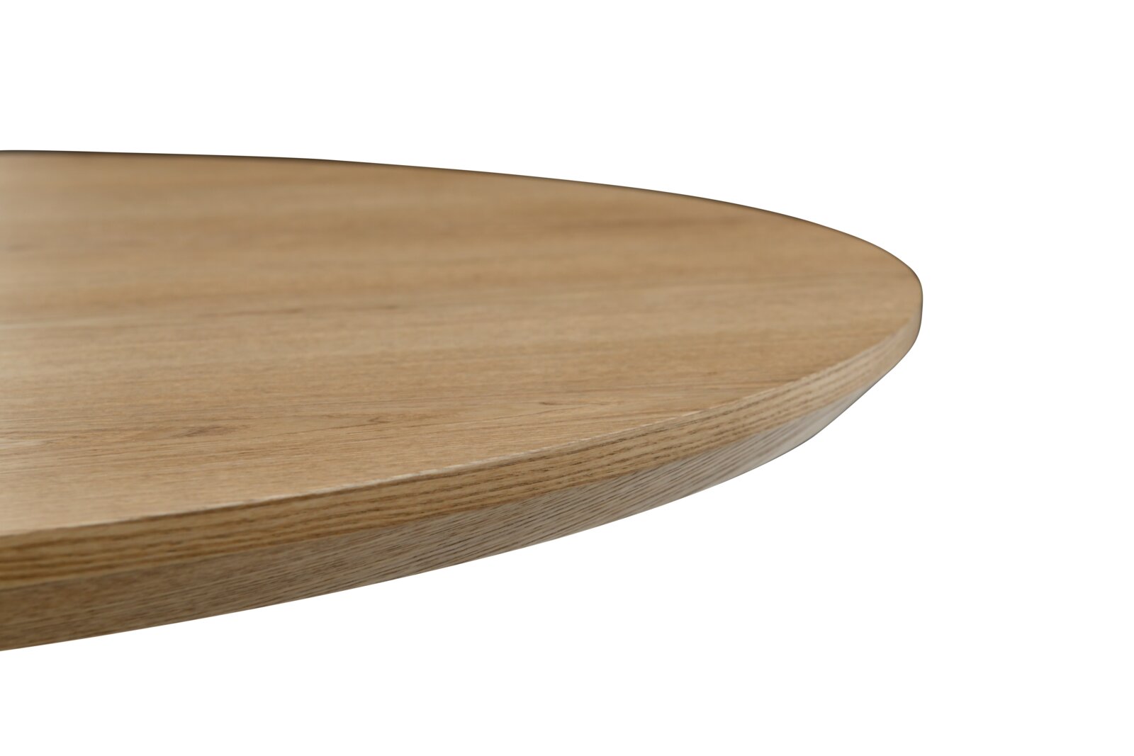Close-up van een ronde houten eettafel, gezien vanaf de zijkant