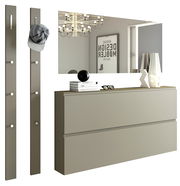 Modernes Garderobenset mit zwei vertikalen Paneelen mit Haken, einem großen rechteckigen Spiegel und einer zweischubligen Kommode in neutralen Farben, seitliche Perspektive.