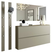 Modernes Garderobenset mit zwei vertikalen Paneelen mit Haken, einem großen rechteckigen Spiegel und einer zweischubligen Kommode in neutralen Farben, seitliche Perspektive.