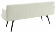 Rückansicht eines modernen, hellen Sofas mit schwarzen Beinen.