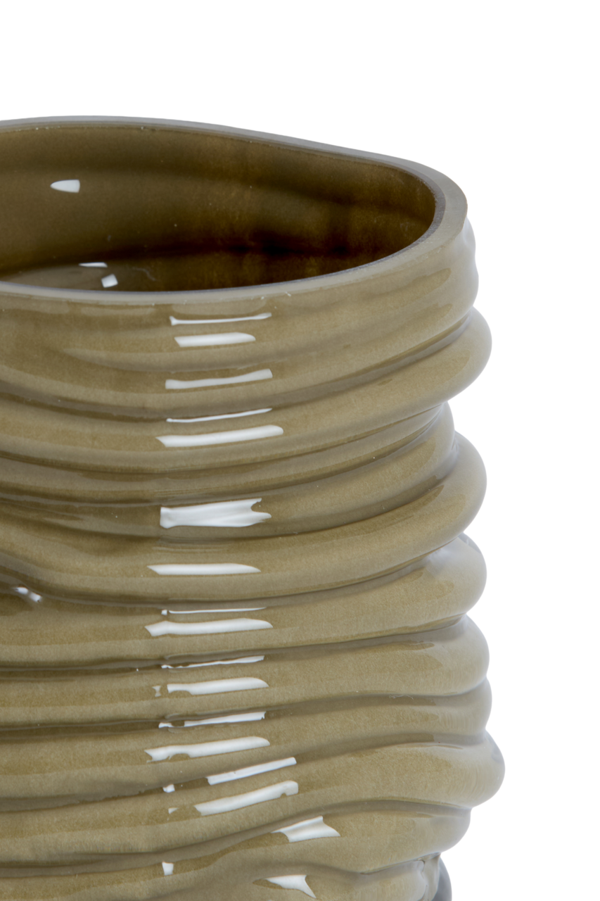 Nahaufnahme eines gerippten, glänzenden, olivgrünen Keramikobjekts mit wellenförmiger Struktur.