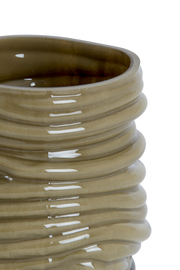 Nahaufnahme eines gerippten, glänzenden, olivgrünen Keramikobjekts mit wellenförmiger Struktur.