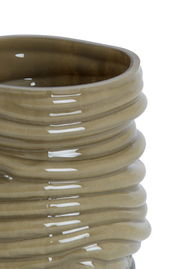 Nahaufnahme eines gerippten, glänzenden, olivgrünen Keramikobjekts mit wellenförmiger Struktur.