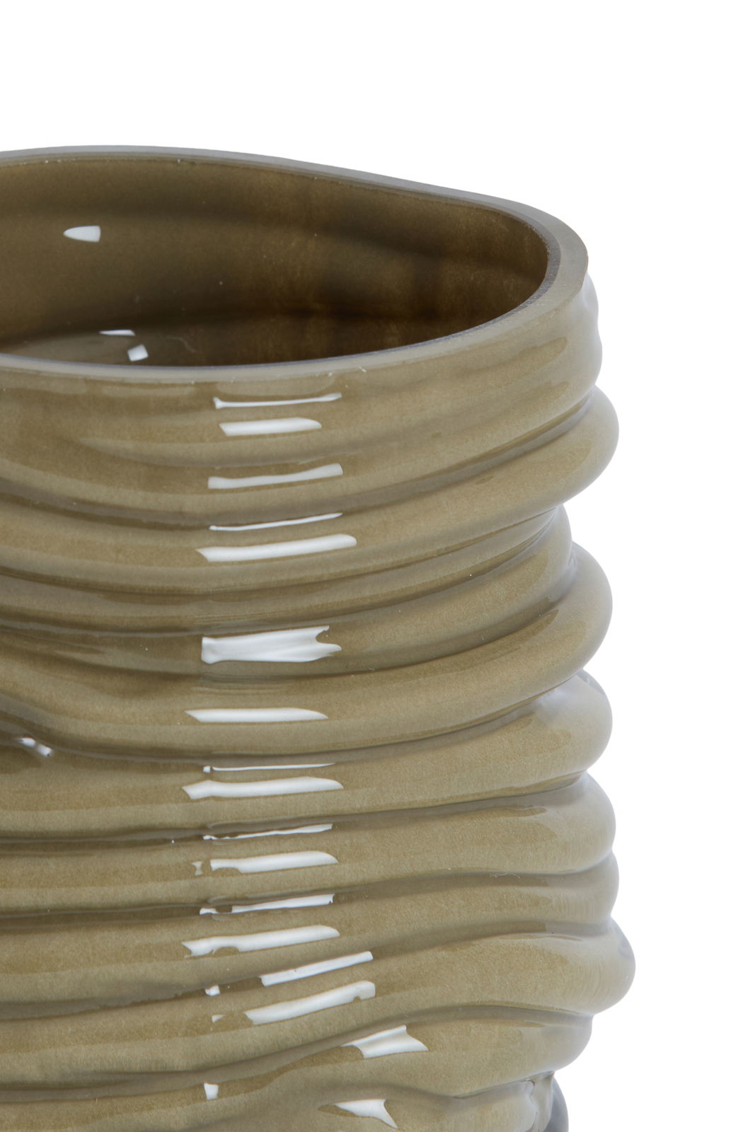 Nahaufnahme eines gerippten, glänzenden, olivgrünen Keramikobjekts mit wellenförmiger Struktur.