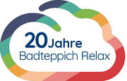 Logo zum 20-jährigen Jubiläum des Badteppichs Relax von Kleine Wolke, bunte Wolkenform mit Schriftzug. Frontalansicht.