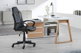 Schwarzer Gaming-Stuhl in einem modernen Büro, seitliche Perspektive