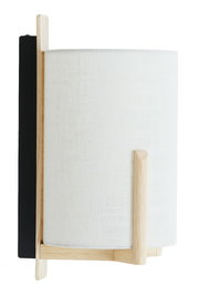 Moderne Wandleuchte mit weißem Stoffschirm und Holzdetails, seitliche Perspektive