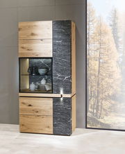 Moderne Vitrine aus Holz und Steinoptik, frontal fotografiert, mit Glaseinsatz und dekorativen Gegenständen.
