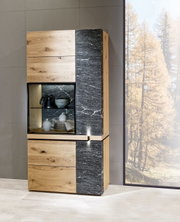 Moderne Vitrine aus Holz und Steinoptik, frontal fotografiert, mit Glaseinsatz und dekorativen Gegenständen.