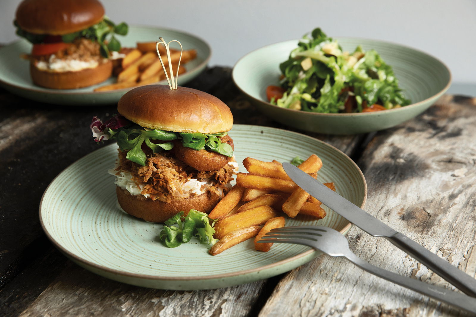 Thomas Soepbord NATURE Suppenteller 23 cm mit Burger und Pommes, seitliche Perspektive