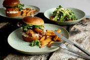 Suppenteller 23 cm mit Burger und Pommes, seitliche Perspektive