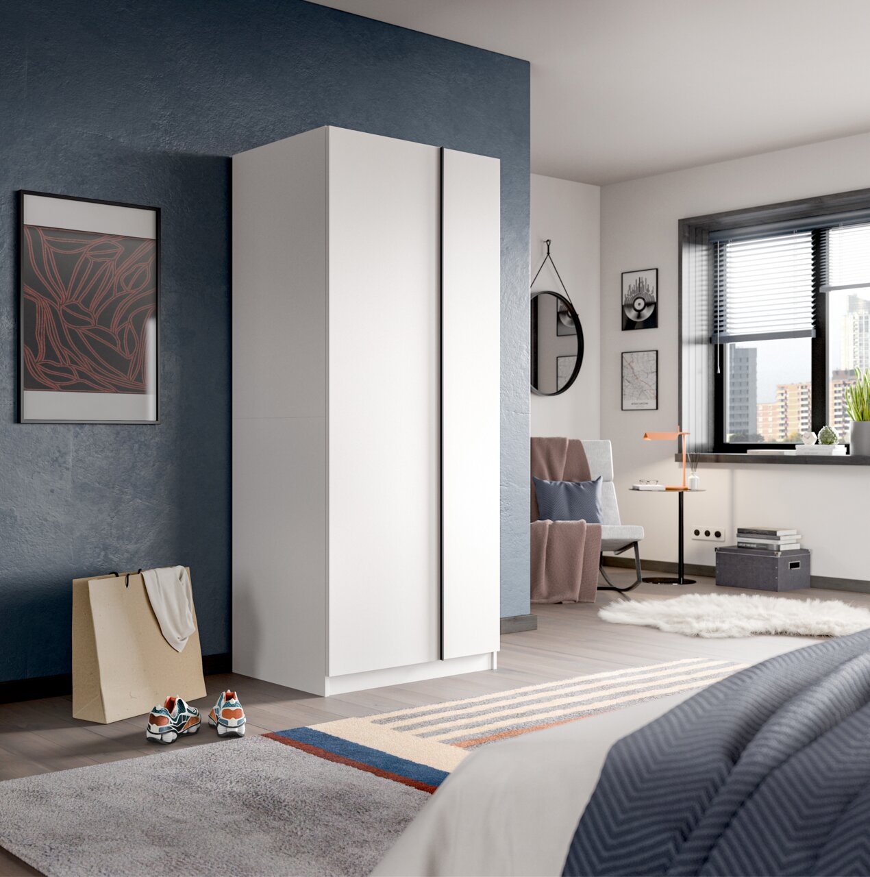 Weißer, moderner Kleiderschrank mit zwei Türen in einem Schlafzimmer, schräg von vorne aus leicht seitlicher Perspektive aufgenommen.