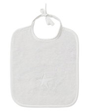 Weiße Baby-Lätzchen mit Sternmotiv, von oben fotografiert.