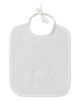 Weiße Baby-Lätzchen mit Sternmotiv, von oben fotografiert.