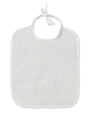 Weiße Baby-Lätzchen mit Sternmotiv, von oben fotografiert.