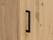 Nahaufnahme einer Holzkommode mit schwarzem Griff, seitliche Perspektive