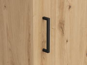 Nahaufnahme einer Holzkommode mit schwarzem Griff, seitliche Perspektive