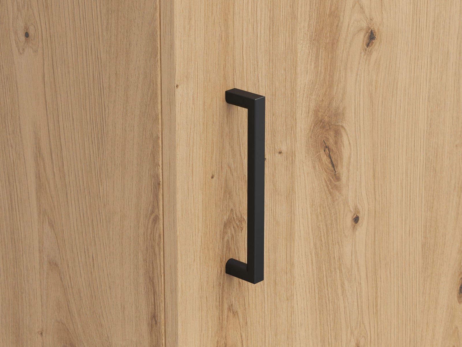 Nahaufnahme einer Holzkommode mit schwarzem Griff, seitliche Perspektive