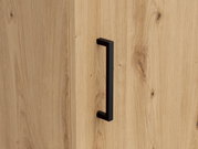 Nahaufnahme einer Holzkommode mit schwarzem Griff, seitliche Perspektive