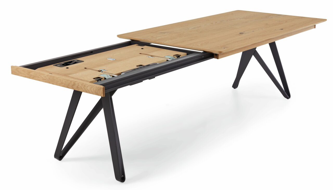 Moderner Esstisch aus Holz mit schwarzem Metallgestell, ausziehbar, seitliche Perspektive