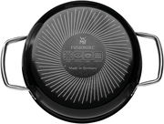 Ansicht von unten auf einen WMF Fusiontec Topf mit zwei Griffen, geeignet für alle Herdarten, Made in Germany.