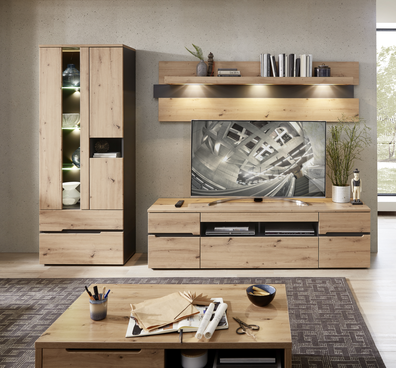 Moderner Couchtisch aus Holz in einem stilvoll eingerichteten Wohnzimmer, frontal betrachtet.