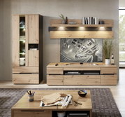Moderner Couchtisch aus Holz in einem stilvoll eingerichteten Wohnzimmer, frontal betrachtet.
