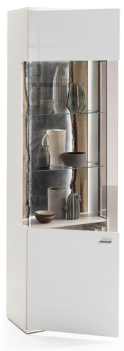 Weiße Vitrine mit Glastüren, dekoriert mit Keramikvasen und Schalen, seitliche Perspektive.