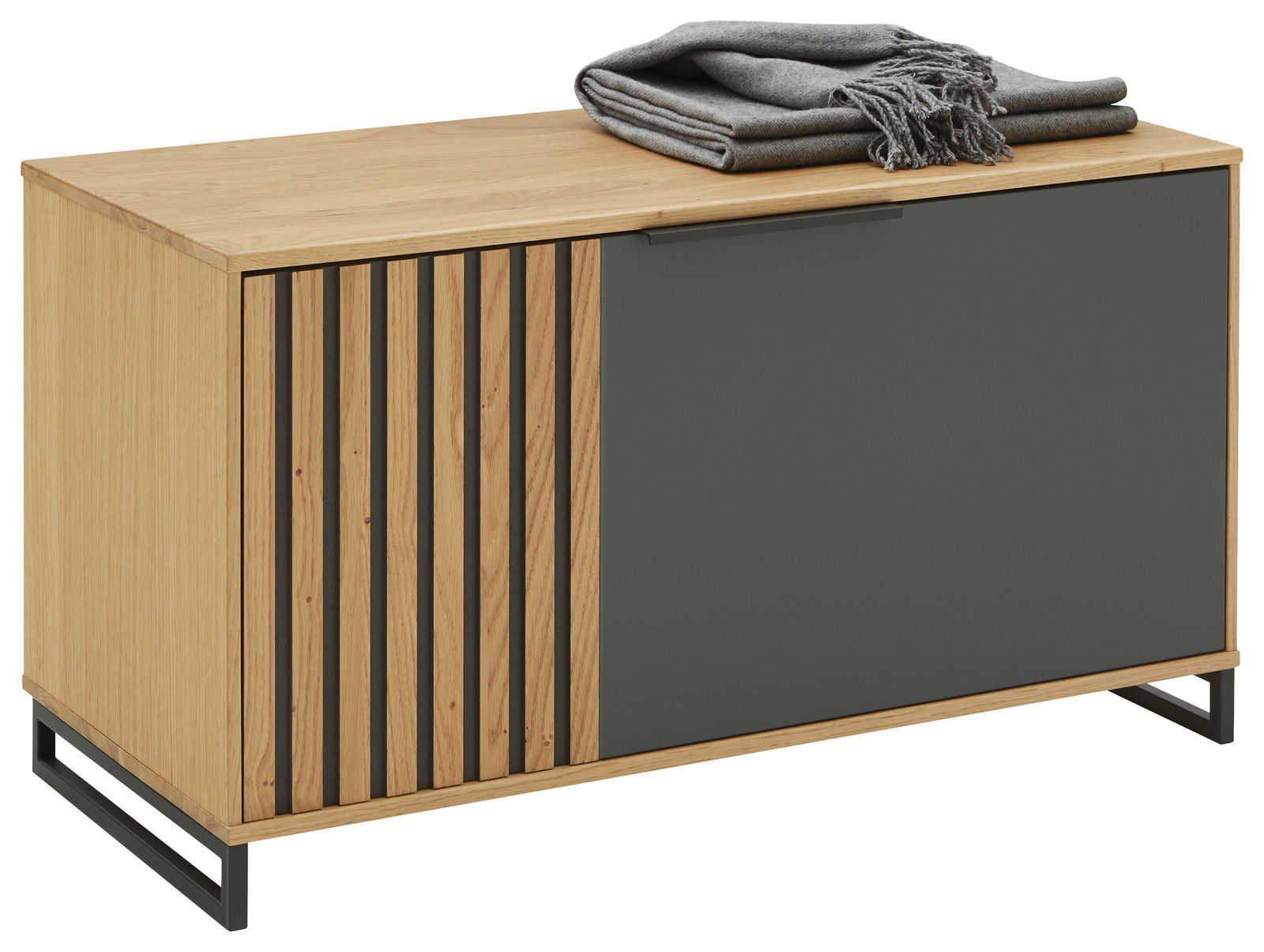 Garderobenbank aus Holz mit modernem Design, seitliche Perspektive, mit grauer Tür und gestapelten Decken oben.