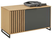 Garderobenbank aus Holz mit modernem Design, seitliche Perspektive, mit grauer Tür und gestapelten Decken oben.