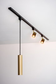 Deckenstrahler FLORIS in Schwarz mit zwei verstellbaren Leuchten und einem hängenden, zylindrischen Element in Gold, seitliche Perspektive.
