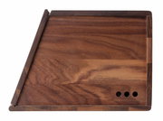 Brotkasten aus Walnussholz in rechteckiger Form, seitliche Perspektive, mit drei Lüftungslöchern.