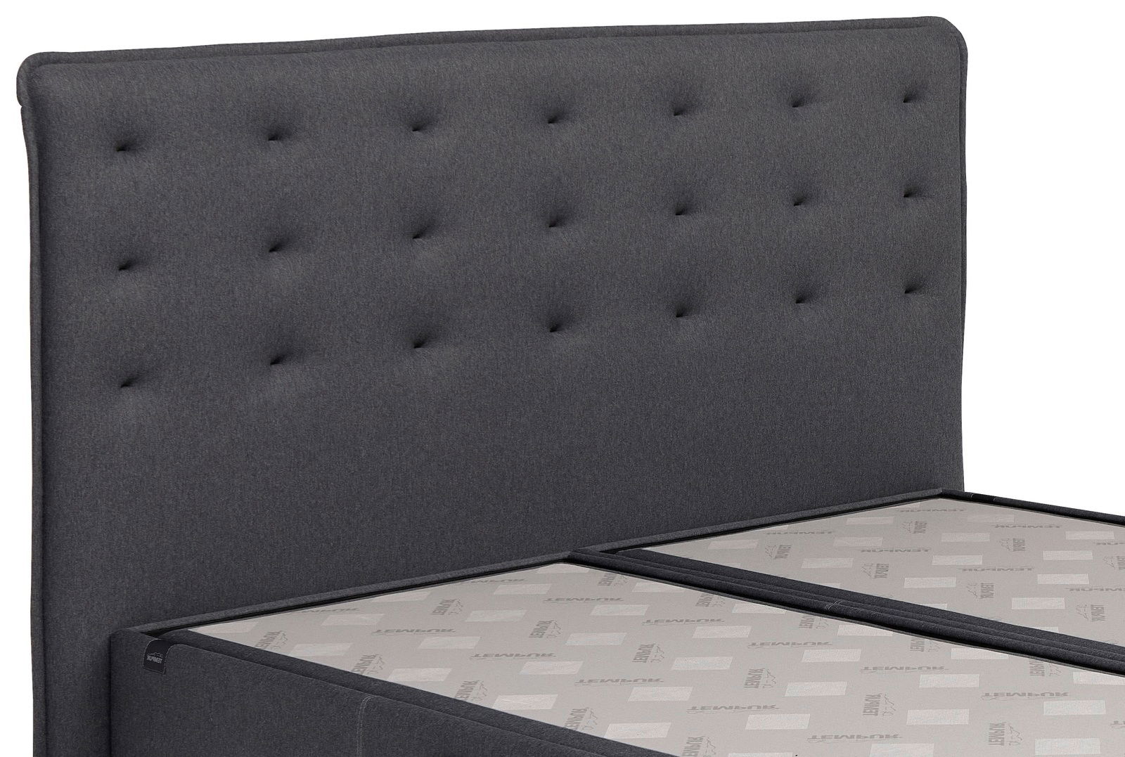 Boxspringbett mit grauem, gestepptem Kopfteil, seitliche Perspektive