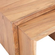 Nahaufnahme eines Beistelltisch-Sets aus Holz mit natürlicher Maserung, perspektivisch von oben fotografiert.