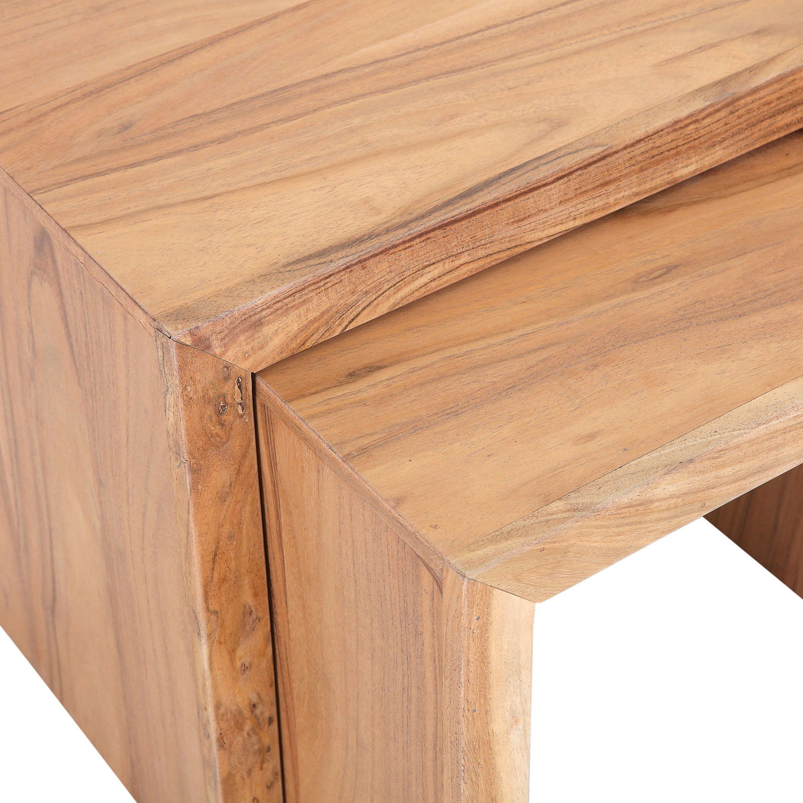 Nahaufnahme eines Beistelltisch-Sets aus Holz mit natürlicher Maserung, perspektivisch von oben fotografiert.