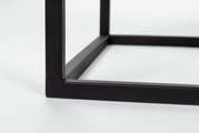 Nahaufnahme eines schwarzen Metallrahmens eines Sideboards aus seitlicher Perspektive.