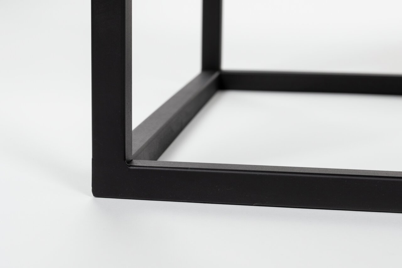 Nahaufnahme eines schwarzen Metallrahmens eines Sideboards aus seitlicher Perspektive.